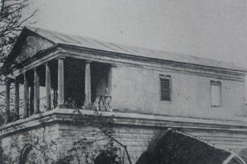 Zámecké divadlo zbořené v r. 1945. (© Foto z knihy Hrady, zámky a kaštiele na Slovensku OSVETA 1973 Štefan Pisoň)