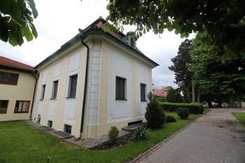 Hospodářská budova v areálu zámku (© Luděk Vláčil 05/2016)