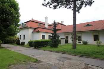 Hospodářská budova v areálu zámku (© Luděk Vláčil 05/2016)