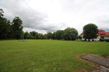 Zámecký park s dochovanou fontánou. (© Luděk Vláčil 05/2016)