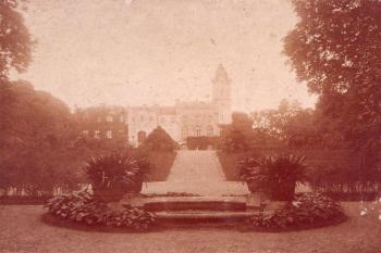 Zámek na staré fotografii kolem r. 1900. ( © zdroj: http://www.ivankapridunaji.sk)
