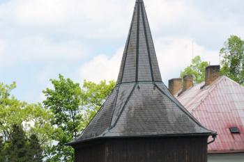 Čtyřboká jednopatrová zvonice u vchodu na hřbitov a ke kostelu sv. Martina ( © Pavel Vítek 05/2016)