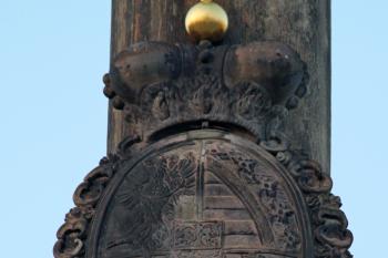 Lichtenštejnský erb na dříku sloupu (© Pavel Zany Komárek, 30. 10. 2010)