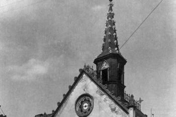 kostel sv. Lazara, sv. Františka Serafinskéhoa  a sv. Josefa Kalasanského v polovině 20. století  (© Čechura, Martin: Zaniklé kostely Čech, Libri, Praha 2012)