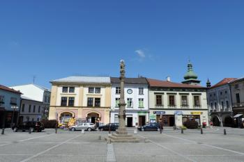 celkový pohled na severozápadní část náměstí s mariánským sloupem ( © Jan P. Štěpánek 06/2016)