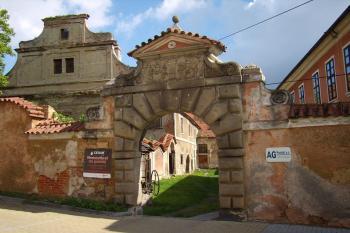 Renesanční brána s erby - pohled od ulice (© Petr Pospíšil, 05/2013)
