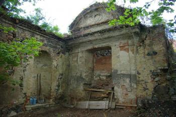 torzo barokní zahradní architektury - nika a zazděný vchod schodiště (© Petr Pospíšil, 05/2013)