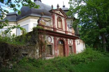 vchod od kaple z bývalé barokní zahrady (© Petr Pospíšil, 05/2013)