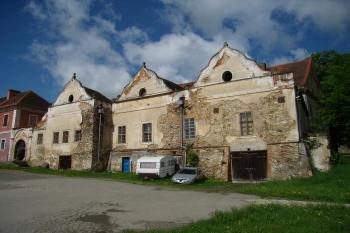 barokní štíty - pohled od hospodářského dvora (© Petr Pospíšil, 05/2013)