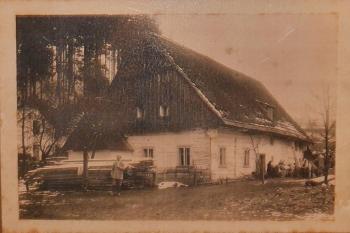 Starý dřevěný mlýn (kolem  r. 1917) před demolicí . (© zdroj: http://vodnimlyny.cz)