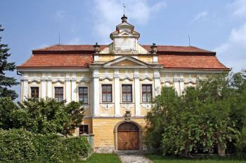 Hlavní průčelí ( © Luděk Pitter 07/2005)