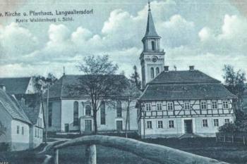 Kostel na staré pohlednici před rokem 1945. (© zdroj: http://opuszczone-koscioly-ewangelickie.blogspot.cz)