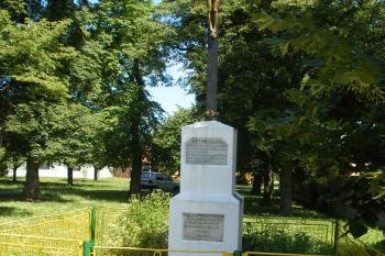 Kříž před kostelem v Opolanech (© Jiří Špaček, 06/2016)