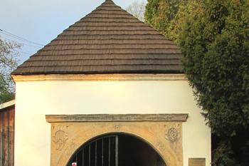 Schody mrtvých vedoucí ke hřbitovu na Křížovém vrchu v Moravské Třebové ( © Pavel Vítek 05/2016)