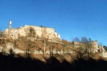 Celkový pohled od jihu (z míst bývalého latránu) (© Jiří Cukr, 02/2001)