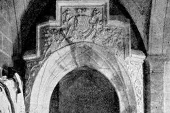 portál v rohanské hrobce, před r. 1930 (© Josef Vítězslav Šimák: Soupis památek historických a uměleckých v Království Českém, sv. 46 Politický okres mnichovohradišťský, Archaelogická komise při České akademii věd a umění, Praha 1930)