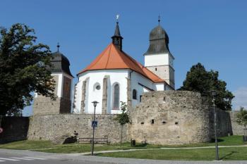 areál kostela s opevněním od východu ( © Jan P. Štěpánek 07/2015)