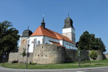 areál kostela s opevněním od severovýchodu ( © Jan P. Štěpánek 07/2015)