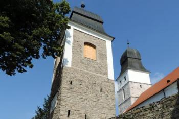 brána do areálu se zvonicovou nástavbou ( © Jan P. Štěpánek 07/2015)