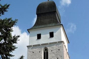 detail horních pater kostelní věže ( © Jan P. Štěpánek 07/2015)