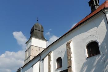 jižní průčelí kostela ( © Jan P. Štěpánek 07/2015)