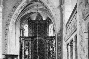 pohled do presbytáře, před r. 1909 (© Josef Vítězslav Šimák: Soupis památek historických a uměleckých v Království Českém, sv. 32 Politický okres turnovský, Archaelogická komise při České akademii císaře Františka Josefa pro vědy, slovesnost a umění, Praha 1909)