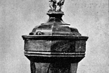 kamenná gotická křtitelnice (© Josef Vítězslav Šimák: Soupis památek historických a uměleckých v Království Českém, sv. 32 Politický okres turnovský, Archaelogická komise při České akademii císaře Františka Josefa pro vědy, slovesnost a umění, Praha 1909)