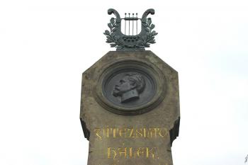 Pomník Vítězslava Hálka v  Dolínku u Odolena Vody ( © Pavel Vítek 05/2016)