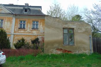 Ropzpadlá budova přistavěná k sv. nároží (© Dušan Dohňanský  05/2021)