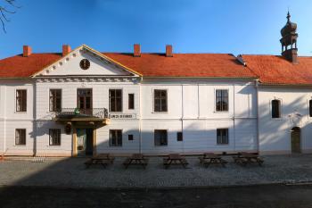 dvorní průčelí (© Pavel Zany Komárek 18. 10. 2006)