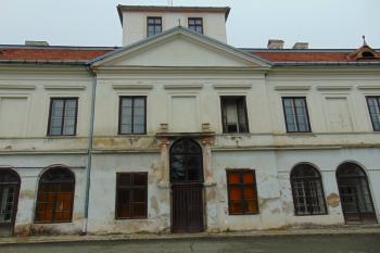 Středový rizalit s tympanonem, nad ním hranolová věž (© Dušan Dohňanský 08/2020)