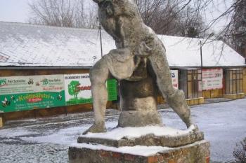 zchátrálá plastika při hlavní silnici ( © Ondřej Štěpánek 11/2008)