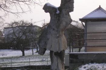 zchátrálá plastika při hlavní silnici ( © Ondřej Štěpánek 11/2008)