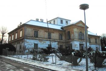 pohled na zámeckou budovu od bývalého zámeckého parku ( © Ondřej Štěpánek 11/2008)