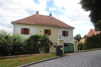 Součástí areálu je i budova fary. (© Luděk Vláčil 07/2016)