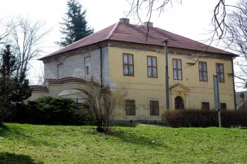 fara přes silnici u kostela ( © František Kinař 05/2017)