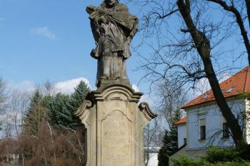 Socha sv. Jana Nepomuckého před kostelem ( © František Kinař 05/2017)