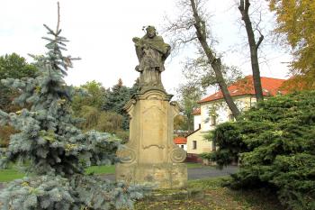 Socha sv. Jana Nepomuckého před kostelem sv.Havla v Tuchlovicích u Kkadna (© Pavel Vítek 10/2020)