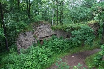 Hradba oddělující zadní nádvoří a jádro hradu (© Jan Pospisil, 07/2016)