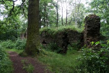 Hradba oddělující zadní nádvoří a jádro hradu (© Jan Pospisil, 07/2016)