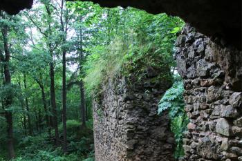 Průhled spojovací brankou na zadní nádvoří a zadní vstupní branku (© Jan Pospisil, 07/2016)