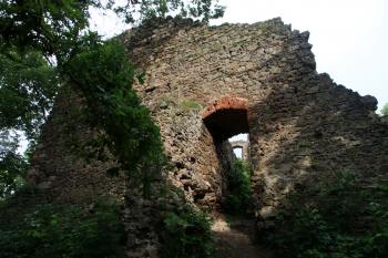 Vstupní branka do jádra hradu (© Jan Pospisil, 07/2016)