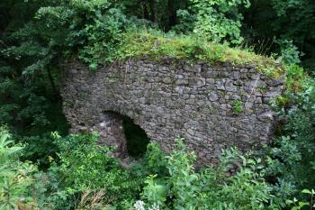 Vstup z předního nádvoří k jádru hradu (© Jan Pospisil, 07/2016)