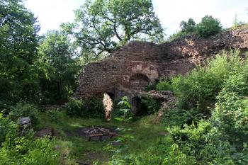 Palác a vstupní branka od věže (© Jan Pospisil, 07/2016)