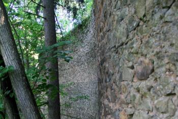 Vnější obranná hradba zadního nádvoří (© Jan Pospisil, 07/2016)