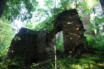 Vstup z předního nádvoří k jádru hradu (© Jan Pospisil, 07/2016)