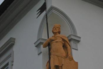 poměrně atypická rohová nika se soškou (© D Dohňanský,02/2014)