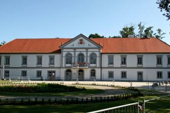 hlavní průčelí těsně po dokončení rekonstrukce (© Pavel Zany Komárek 25. 8. 2009)