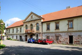 Hlavní průčelí ( © Luděk Pitter 07/2005)