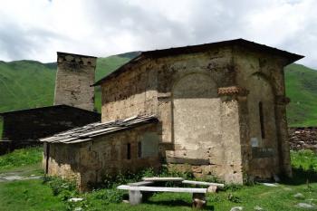 presbyterium kostela Lamaria a věží v pozadí ( © Jan P. Štěpánek 07/2016)